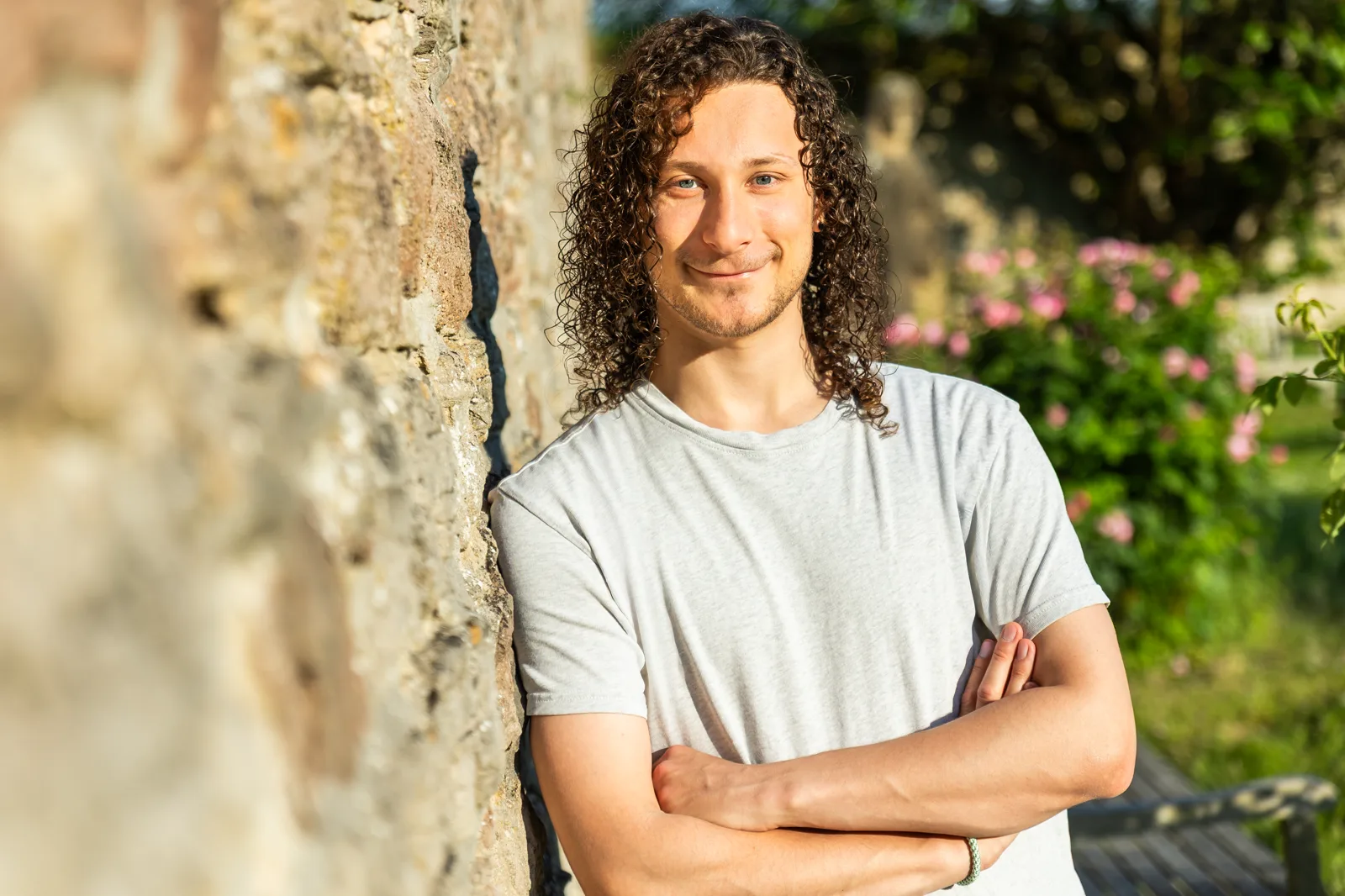 Lio Jantos an einer Natursteinmauer